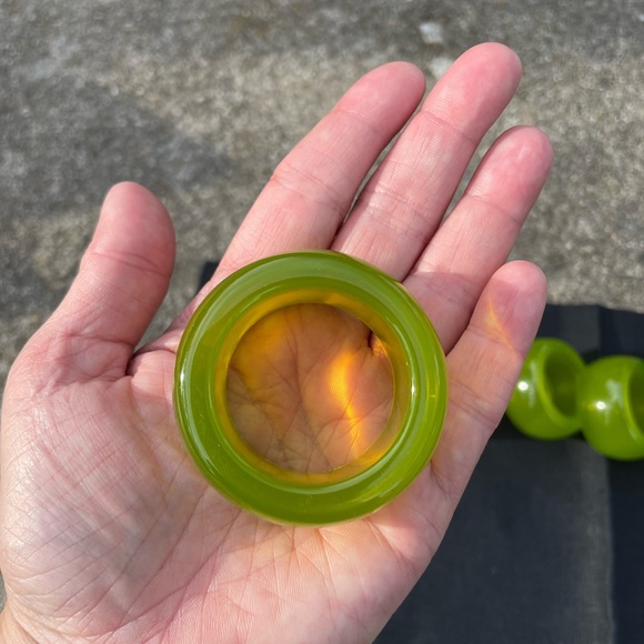 Lime green resin napkin rings - Picture 2 of 3